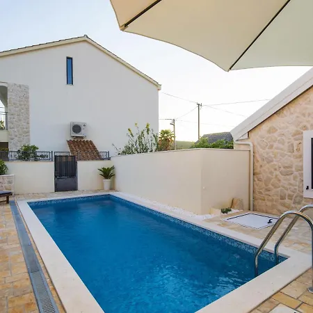 Luxury With Private Pool Near Sea In