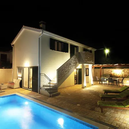 Luxury With Private Pool Near Sea In