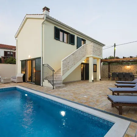 Luxury With Private Pool Near Sea In 维耶拉克