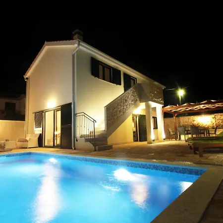Luxury With Private Pool Near Sea In *